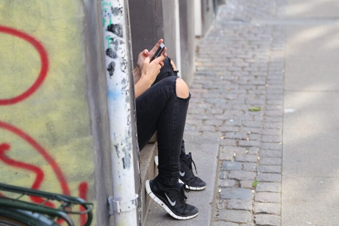 adolescente con smartphone adolescente con smartphone