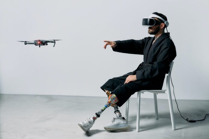 cyborg con protesi e drone cyborg con protesi e drone