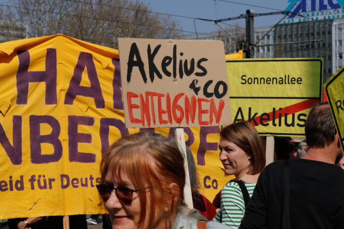 Berlino protesta contro il caro affitti