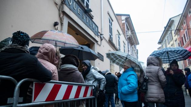 Coda davanti alla questura di Parma\Fonte Gazzetta di Parma