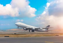 Più diritti per chi prende l’aereo, via libera alle nuove norme UE