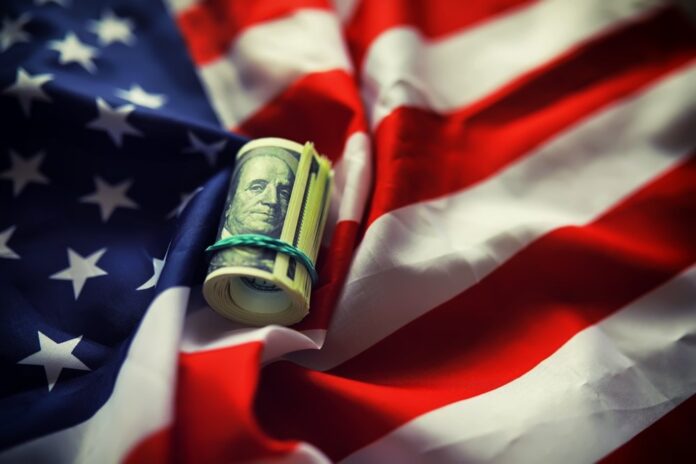 dollari e bandiera americana